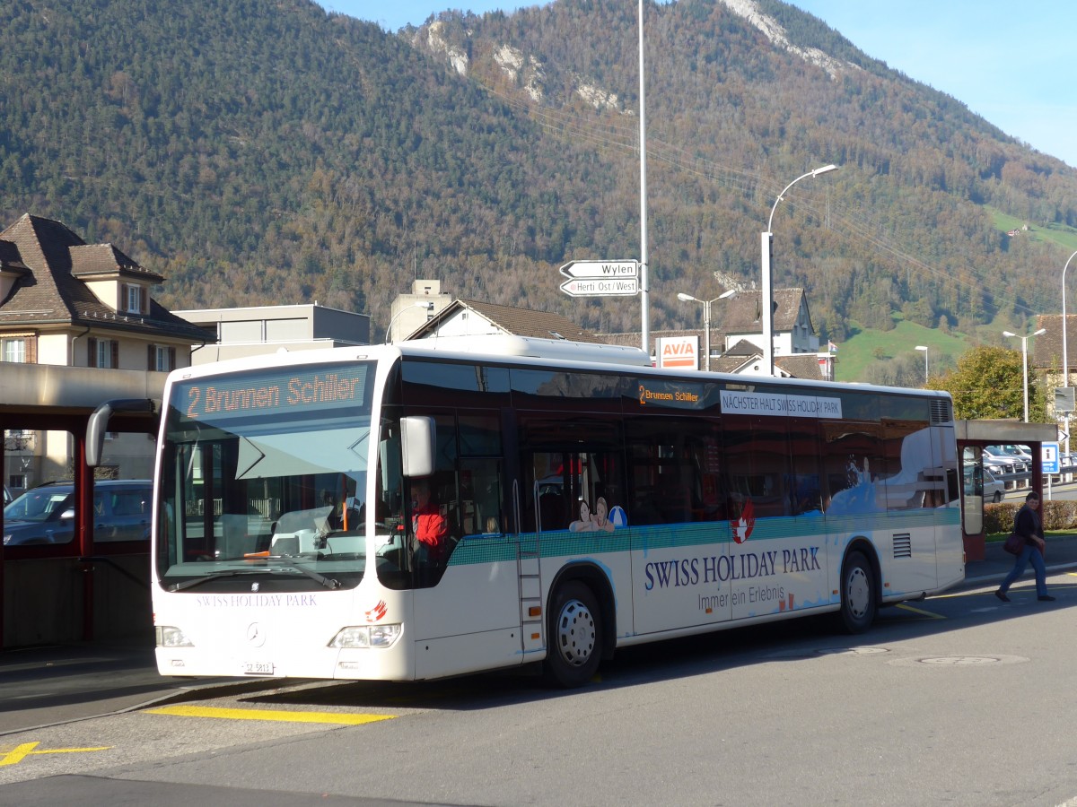 (156'367) - AAGS Schwyz - Nr. 13/SZ 5813 - Mercedes am 31. Oktober 2014 beim Bahnhof Brunnen
