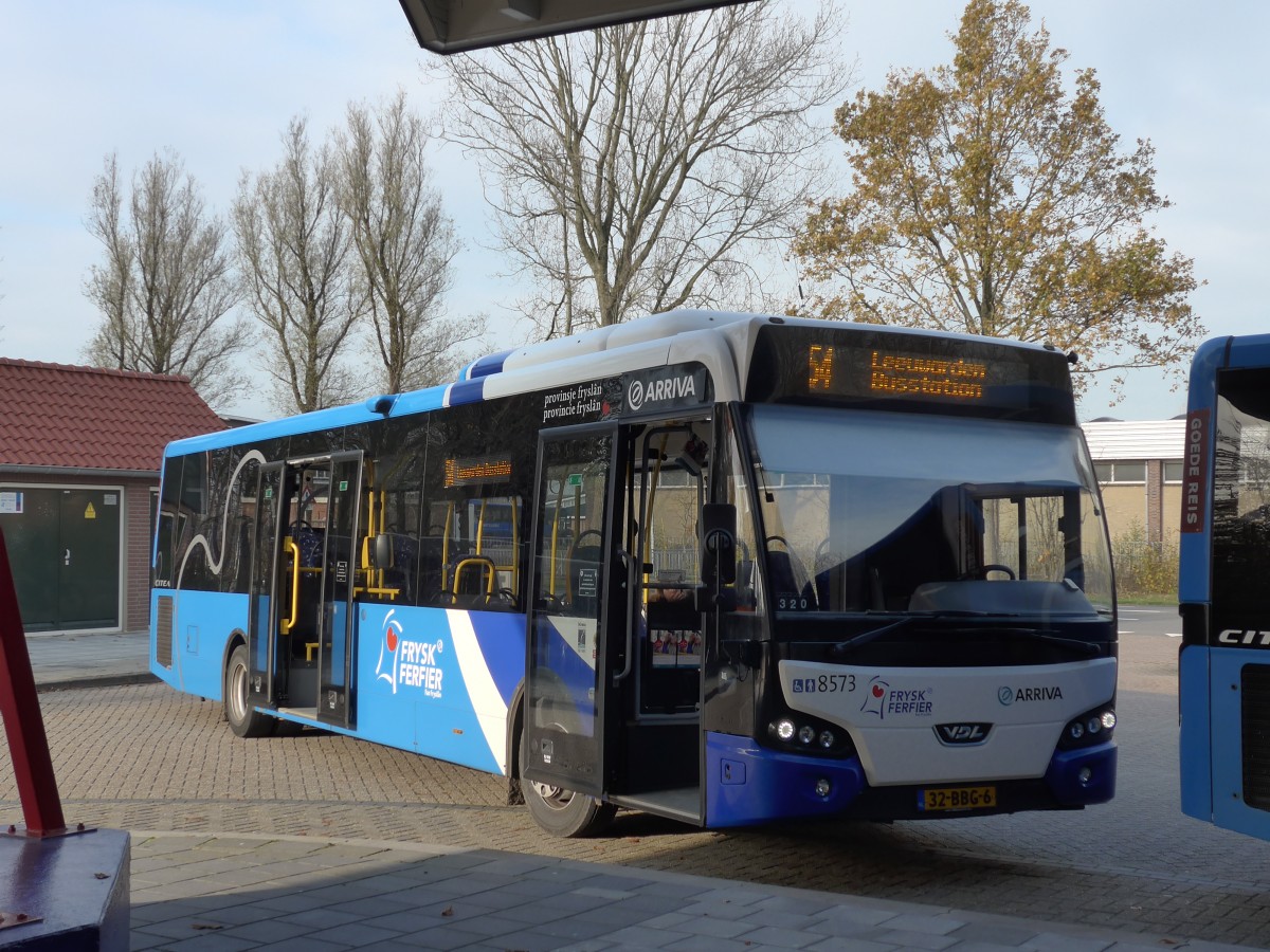 (156'818) - ARRIVA - Nr. 8573/32-BBG-6 - VDL am 19. November 2014 in Dokkum, Busstation