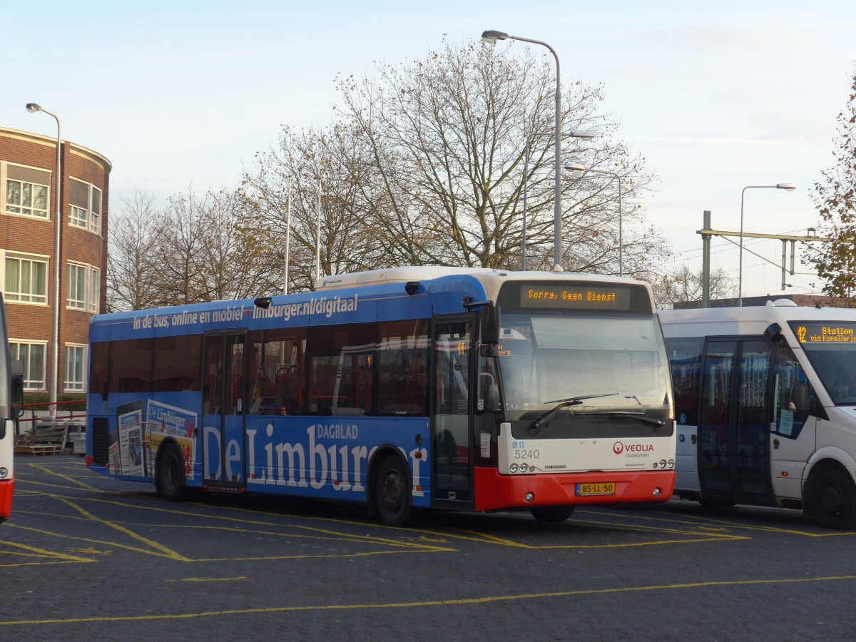 (157'286) - VEOLIA - Nr. 5240/BS-LL-50 - VDL Berkhof am 22. November 2014 beim Bahnhof Roermond