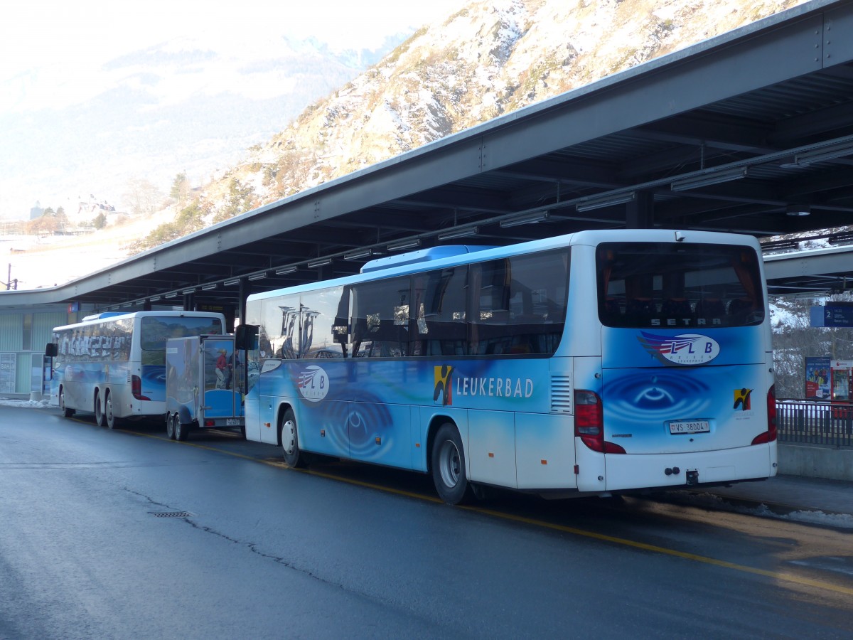 (158'102) - LLB Susten - Nr. 4/VS 38'004 - Setra am 1. Januar 2015 beim Bahnhof Leuk