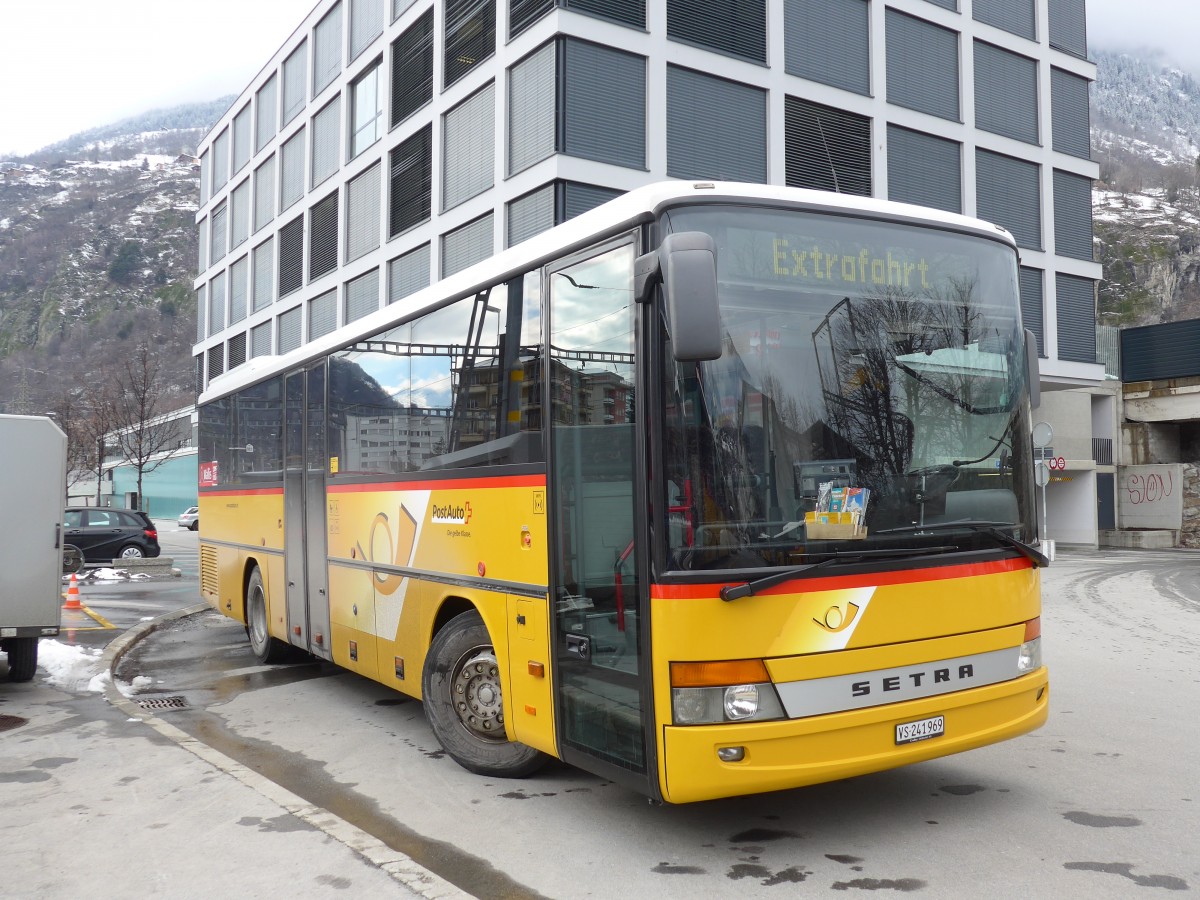 (158'859) - PostAuto Wallis - VS 241'969 - Setra am 22. Februar 2015 beim Bahnhof Brig