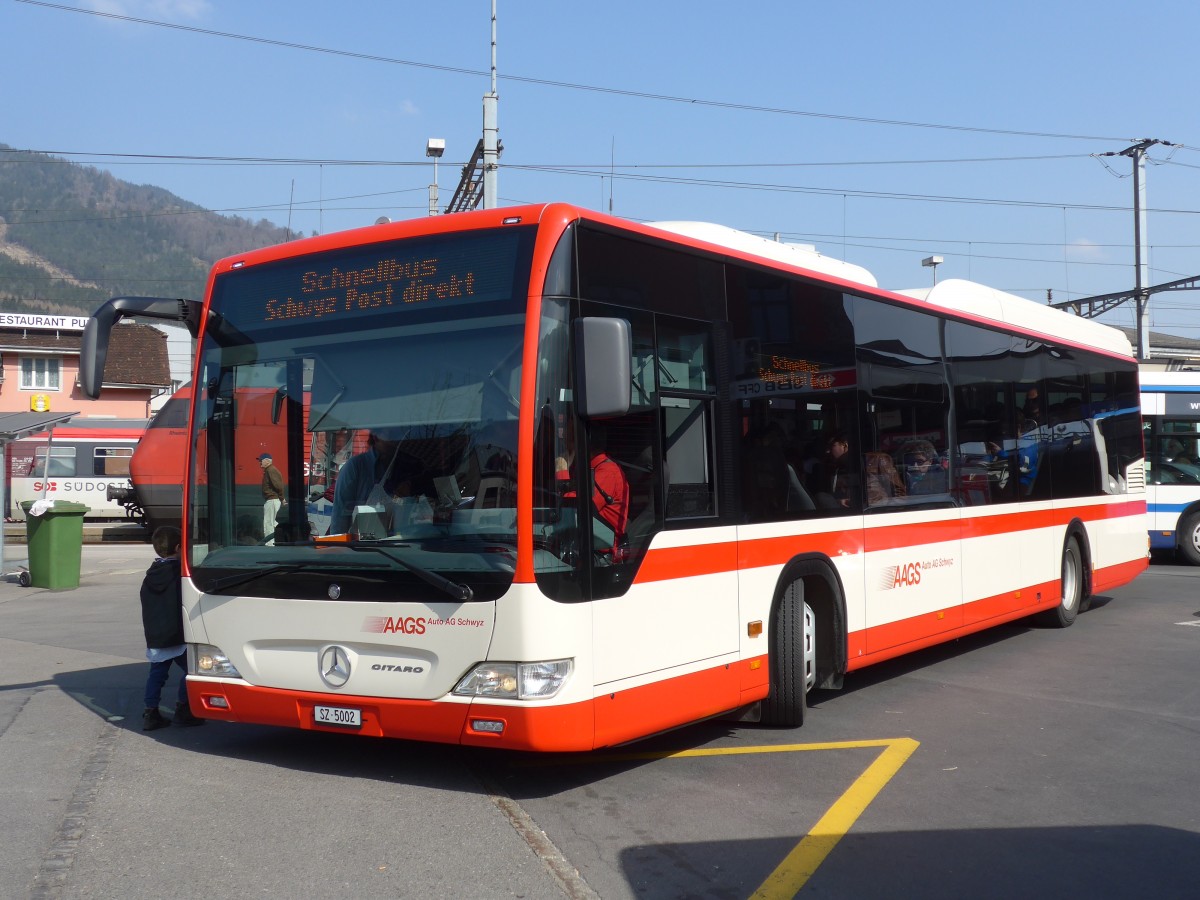 (159'341) - AAGS Schwyz - Nr. 2/SZ 5002 - Mercedes am 18. Mrz 2015 beim Bahnhof Arth-Goldau