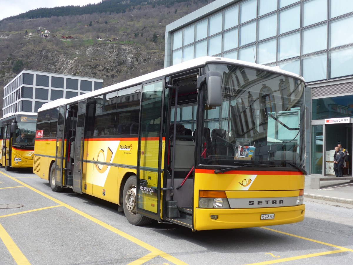 (159'671) - PostAuto Wallis - VS 245'886 - Setra am 5. April 2015 beim Bahnhof Brig