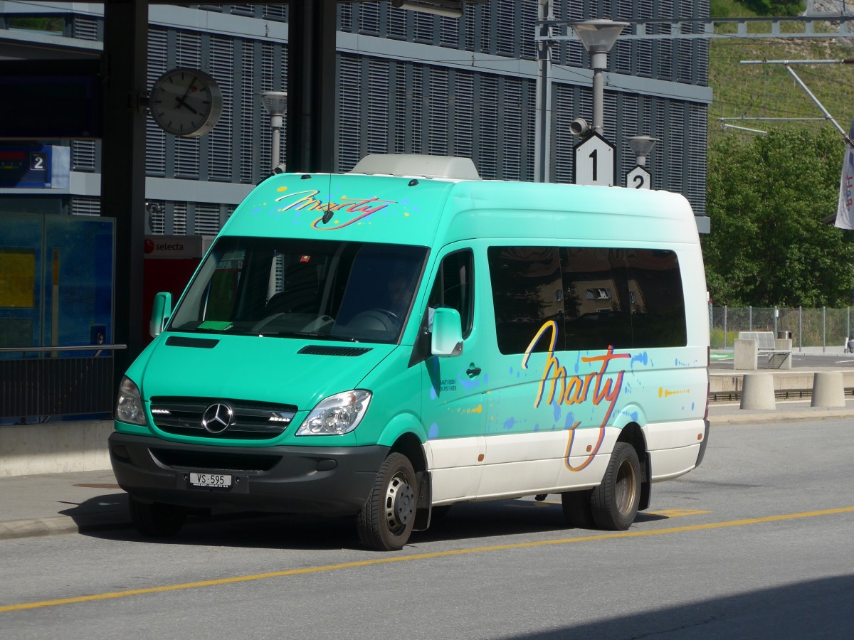 (160'460) - Marty, Varen - VS 595 - Mercedes am 10. Mai 2015 beim Bahnhof Leuk