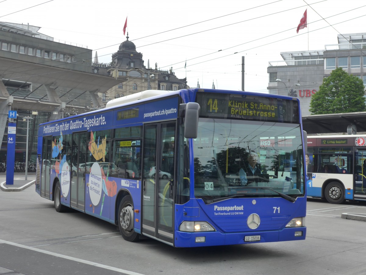 (160'597) - VBL Luzern - Nr. 71/LU 15'016 - Mercedes am 22. Mai 2015 beim Bahnhof Luzern