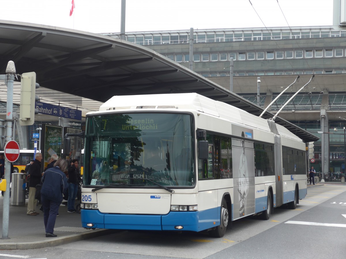 (160'638) - VBL Luzern - Nr. 205 - Hess/Hess Gelenktrolleybus am 22. Mai 2015 beim Bahnhof Luzern