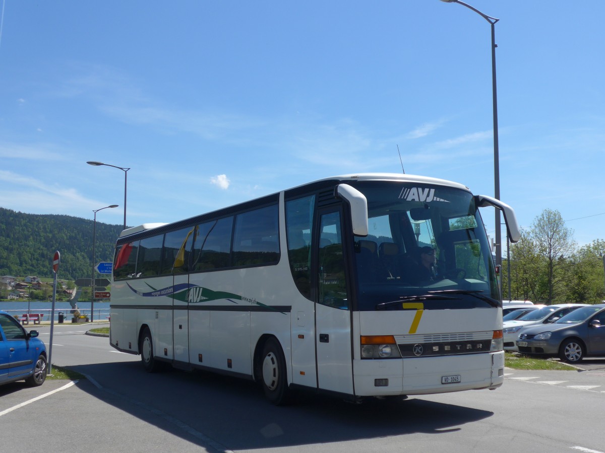 (161'358) - AVJ Les Bioux - Nr. 7/VD 1045 - Setra am 28. Mai 2015 beim Bahnhof Le Pont