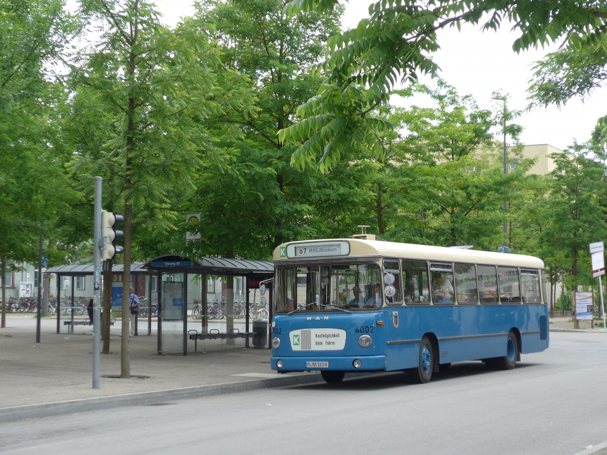 (162'848) - MVG Mnchen (OCM) - Nr. 4002/M-MA 163H - MAN am 28. Juni 2015 in Mnchen, Bahnhof Giesing