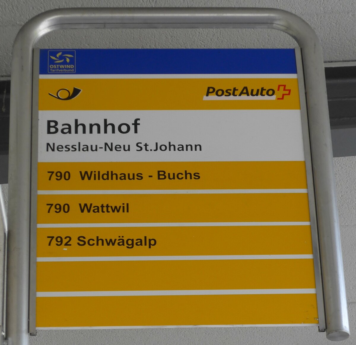 (163'271) - PostAuto-Haltestellenschild - Nesslau-Neu St. Johann, Bahnhof - am 2. August 2015