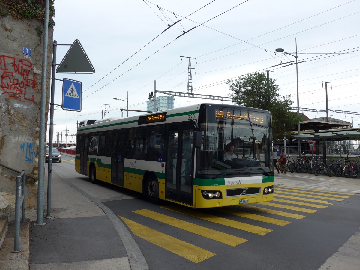 (164'761) - transN, La Chaux-de-Fonds - Nr. 220/NE 99'220 - Volvo (ex TN Neuchtel Nr. 220) am 15. September 2015 beim Bahnhof Neuchtel