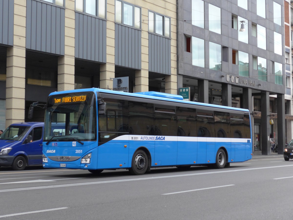 (165'526) - SACA Bologna - Nr. 2051/EZ-944 WG - Iveco am 23. September 2015 beim Bahnhof Bologna Centrale