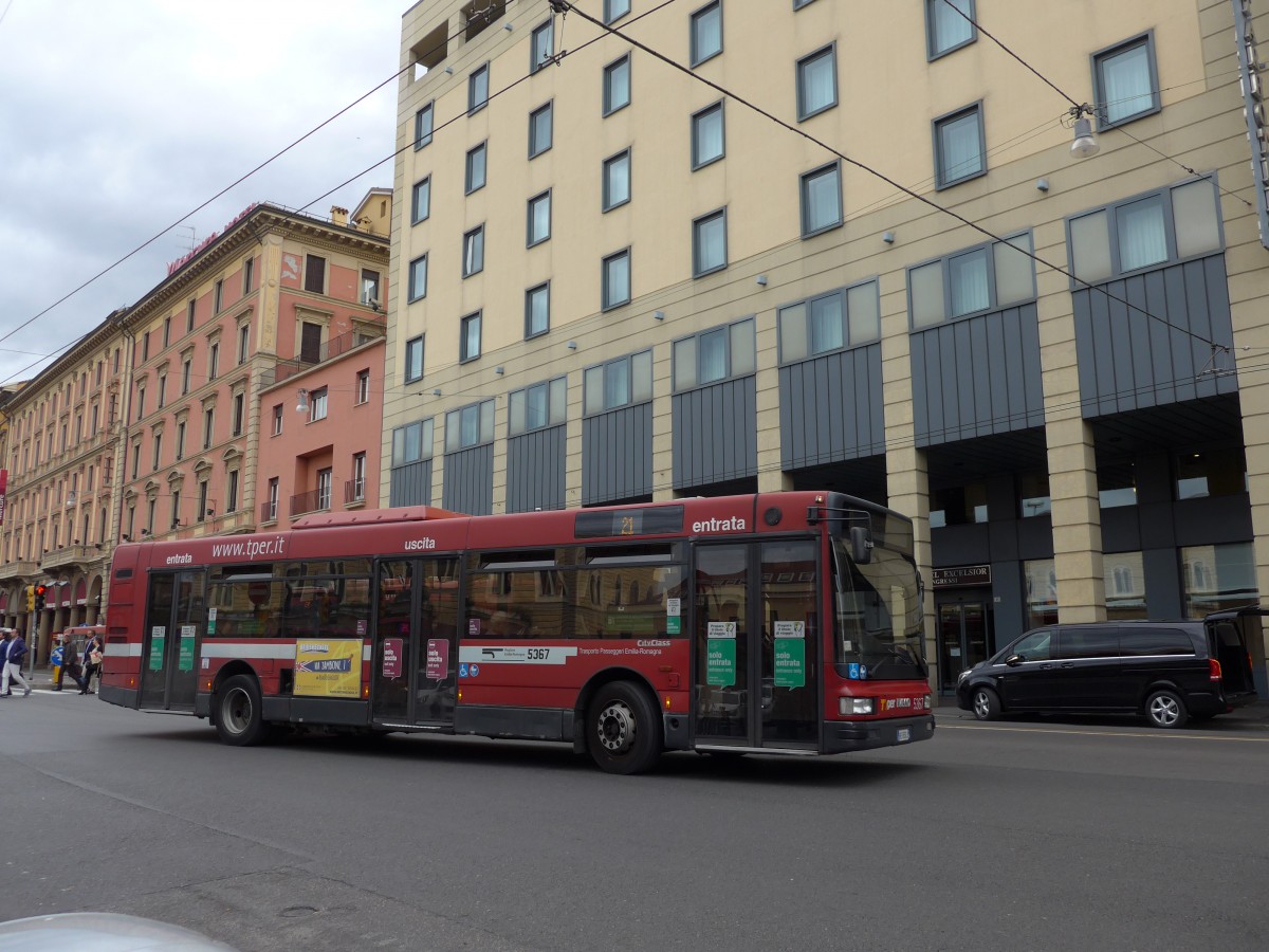 (165'538) - TPER Bologna - Nr. 5367 - Iveco am 23. September 2015 beim Bahnhof Bologna Centrale