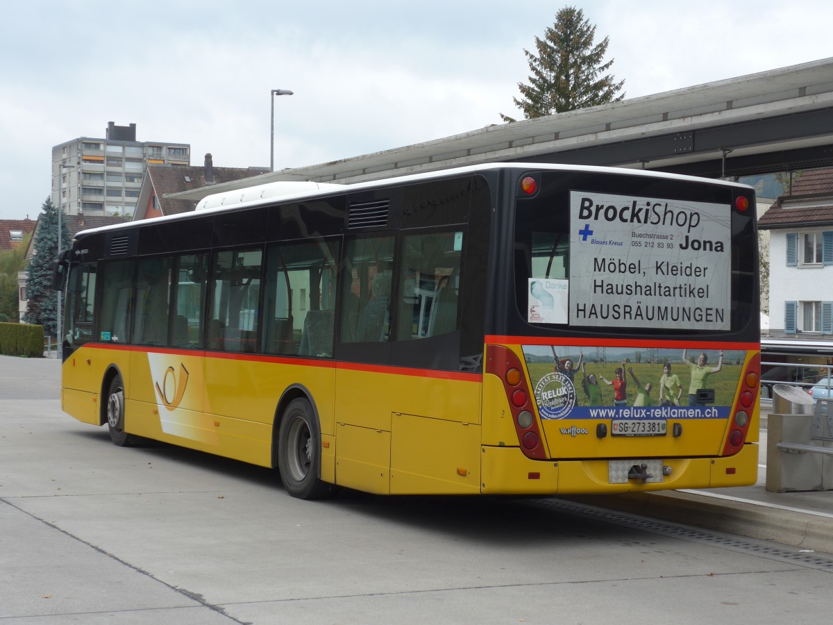 (166'160) - PostAuto Ostschweiz - SG 273'381 - Van Hool am 10. Oktober 2015 beim Bahnhof Uznach