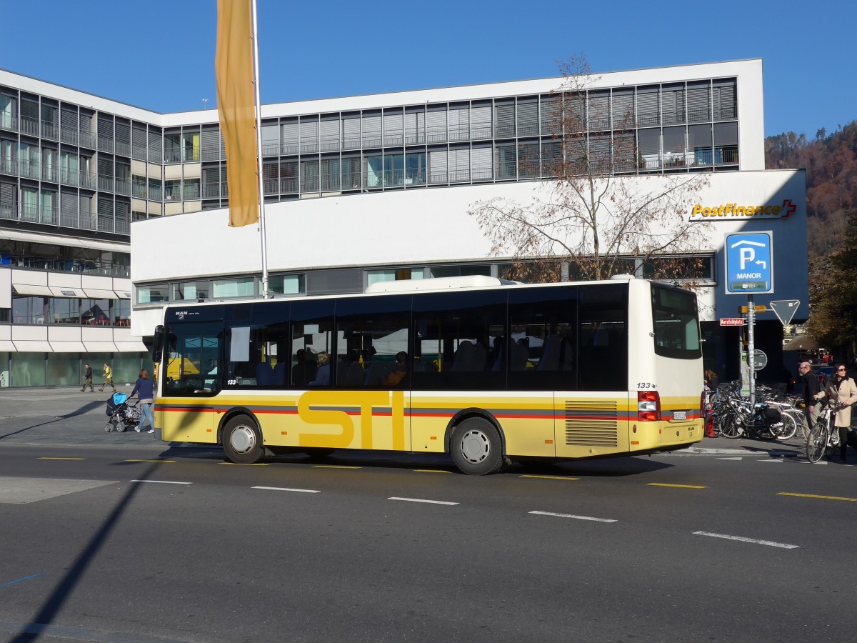 (166'606) - STI Thun - Nr. 133/BE 801'133 - MAN/Gppel am 11. November 2015 beim Bahnhof Thun 