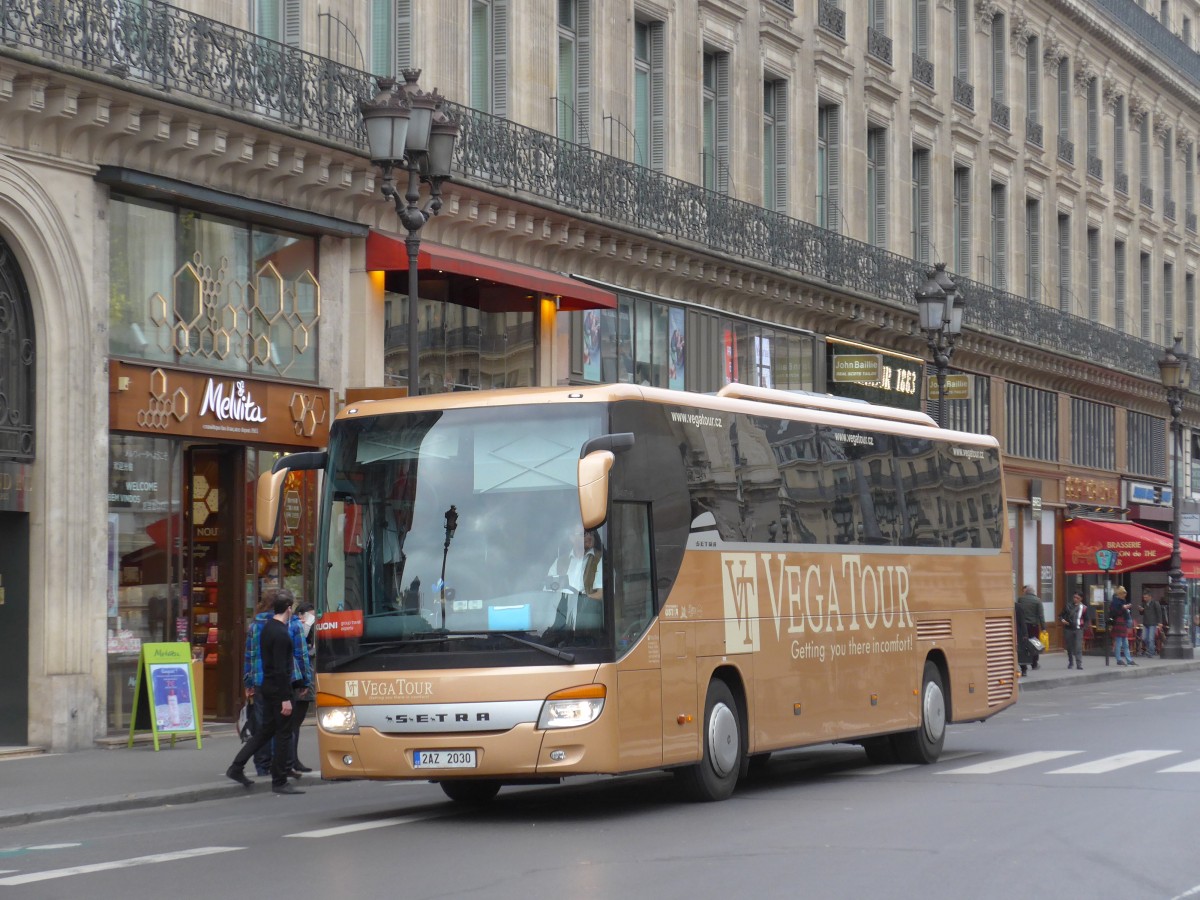 (166'926) - Aus Tschechien: Vega Tour, Praha - 2AZ 2030 - Setra am 16. November 2015 in Paris, Opra