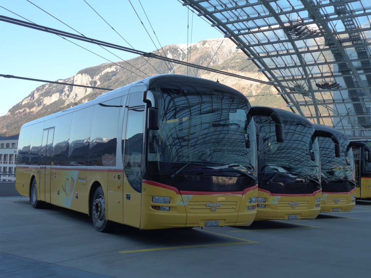 (167'608) - PostAuto Graubnden - GR 162'992 - MAN am 5. Dezember 2015 in Chur, Postautostation