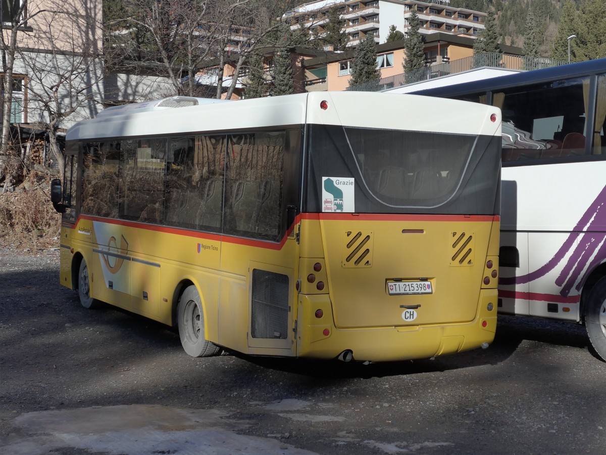 (167'812) - AutoPostale Ticino - TI 215'398 - Cacciamali (ex Vedova, Cevio) am 19. Dezember 2015 in Davos, Busparkplatz Jakobshorn