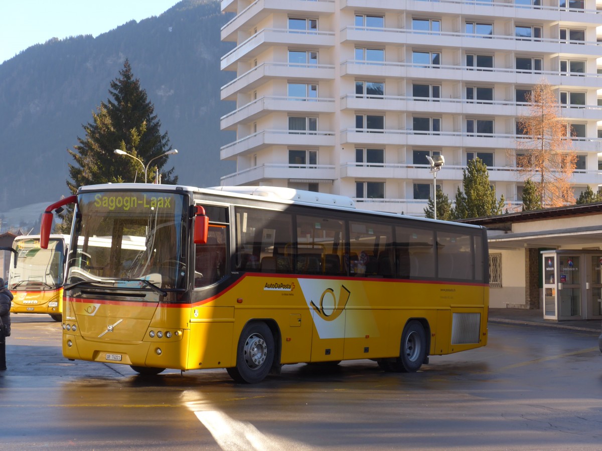 (167'999) - Fontana, Ilanz - Nr. 1/GR 74'221 - Volvo am 26. Dezember 2015 beim Bahnhof Ilanz