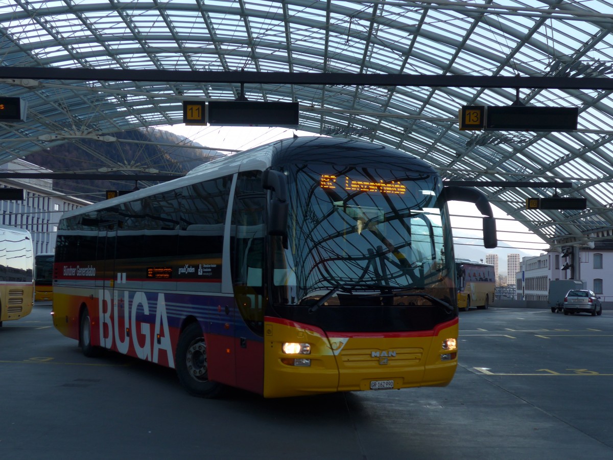 (168'025) - PostAuto Graubnden - GR 162'990 - MAN am 26. Dezember 2015 in Chur, Postautostation