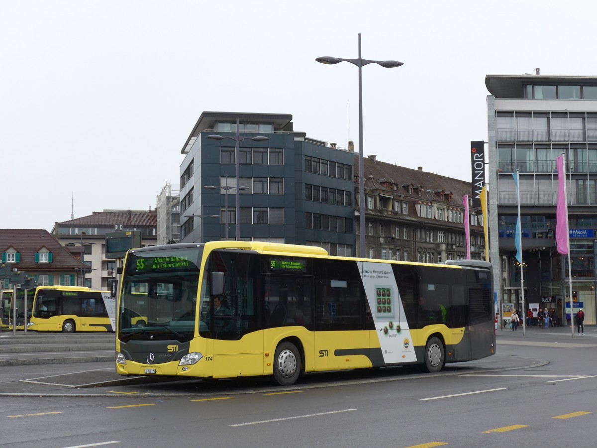 (169'023) - STI Thun - Nr. 174/BE 752'174 - Mercedes am 3. Mrz 2016 beim Bahnhof Thun