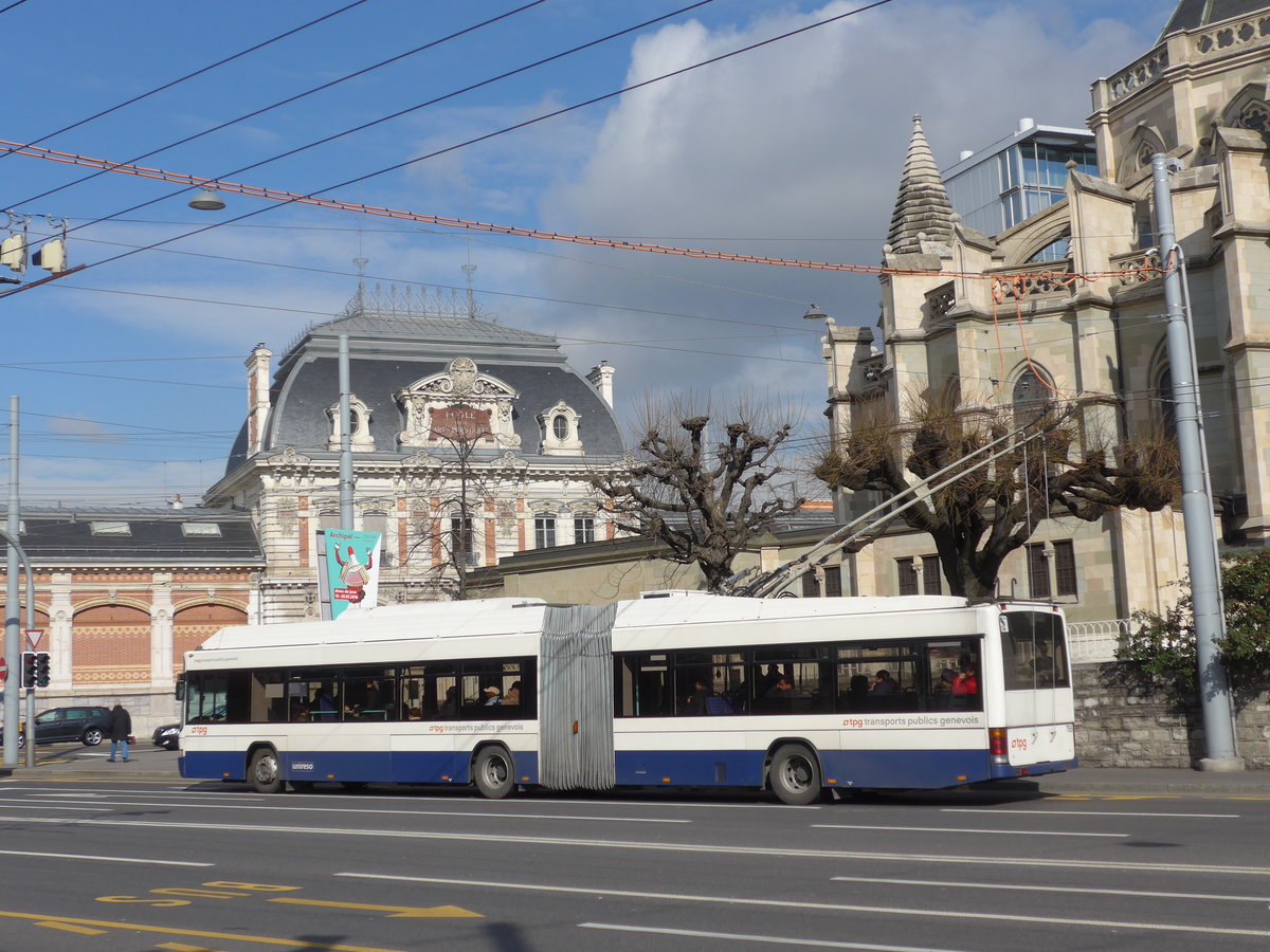 (169'104) - TPG Genve - Nr. 765 - Hess/Hess Gelenktrolleybus am 7. Mrz 2016 in Genve, Place des Vingt-Deux-Cantons