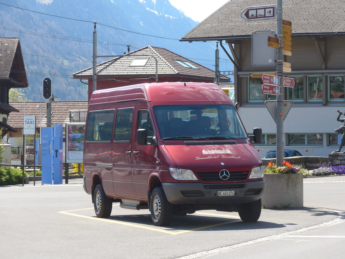 (169'846) - Grandhotel Giessbach, Brienz - BE 465'074 - Mercedes am 11. April 2016 beim Bahnhof Brienz