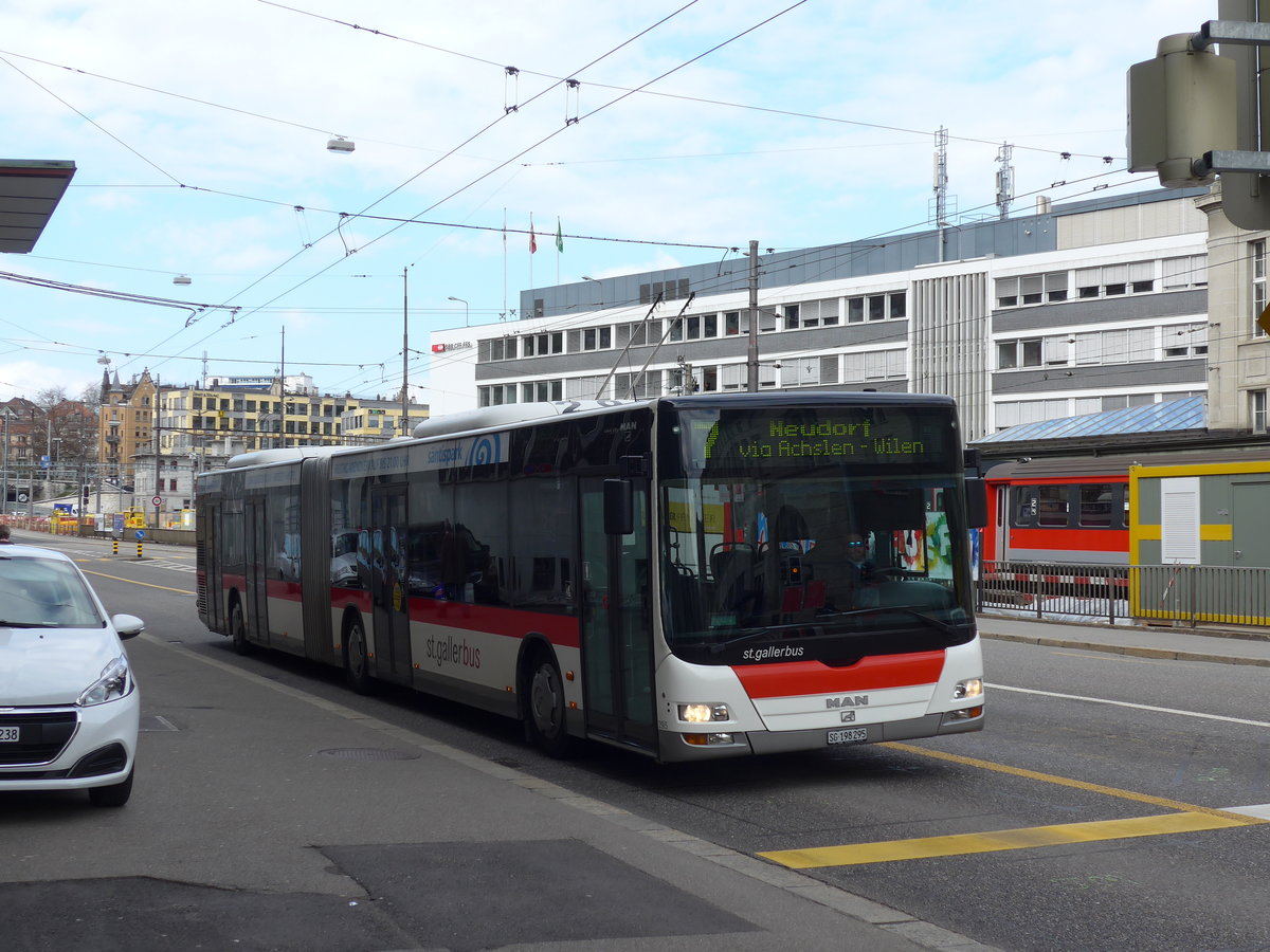 (169'869) - St. Gallerbus, St. Gallen - Nr. 295/SG 198'295 - MAN am 12. April 2016 beim Bahnhof St. Gallen (prov. Haltestelle)