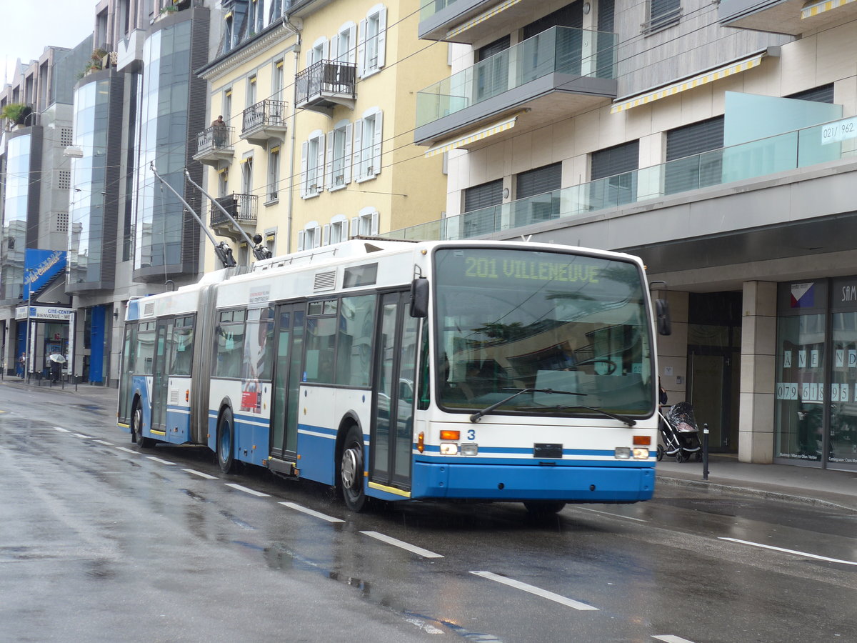 (170'170) - VMCV Clarens - Nr. 3 - Van Hool Gelenktrolleybus am 18. April 2016 in Montreux, Escaliers de la Gare