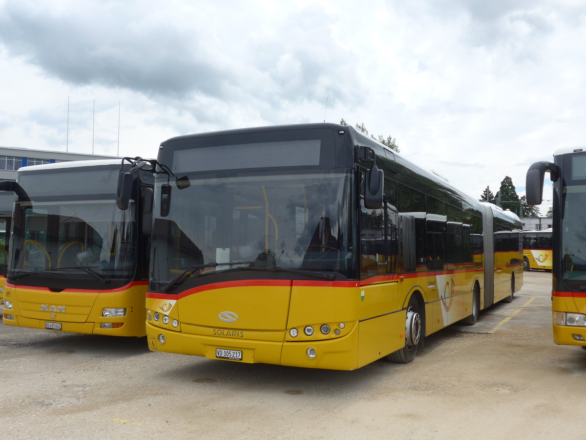 (172'170) - CarPostal Ouest - VD 305'217 - Solaris am 25. Juni 2016 in Yverdon, Garage