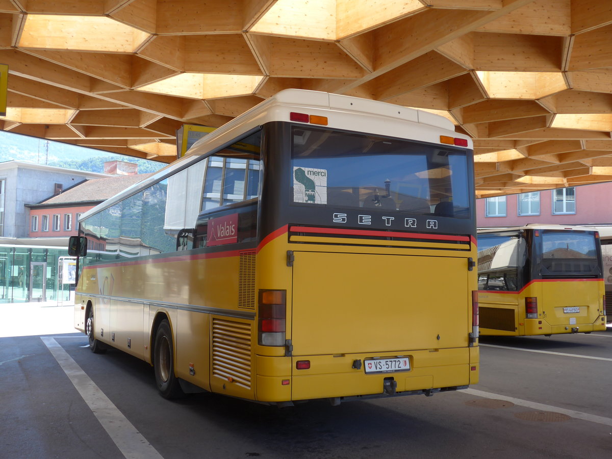 (172'709) - Mabillard, Lens - VS 5772 - Setra am 3. Juli 2016 beim Bahnhof Sion