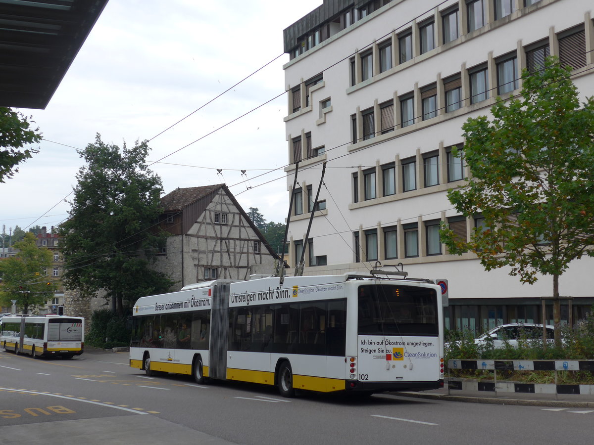 (173'944) - VBSH Schaffhausen - Nr. 102 - Hess/Hess Gelenktrolleybus am 20. August 2016 beim Bahnhof Schaffhausen