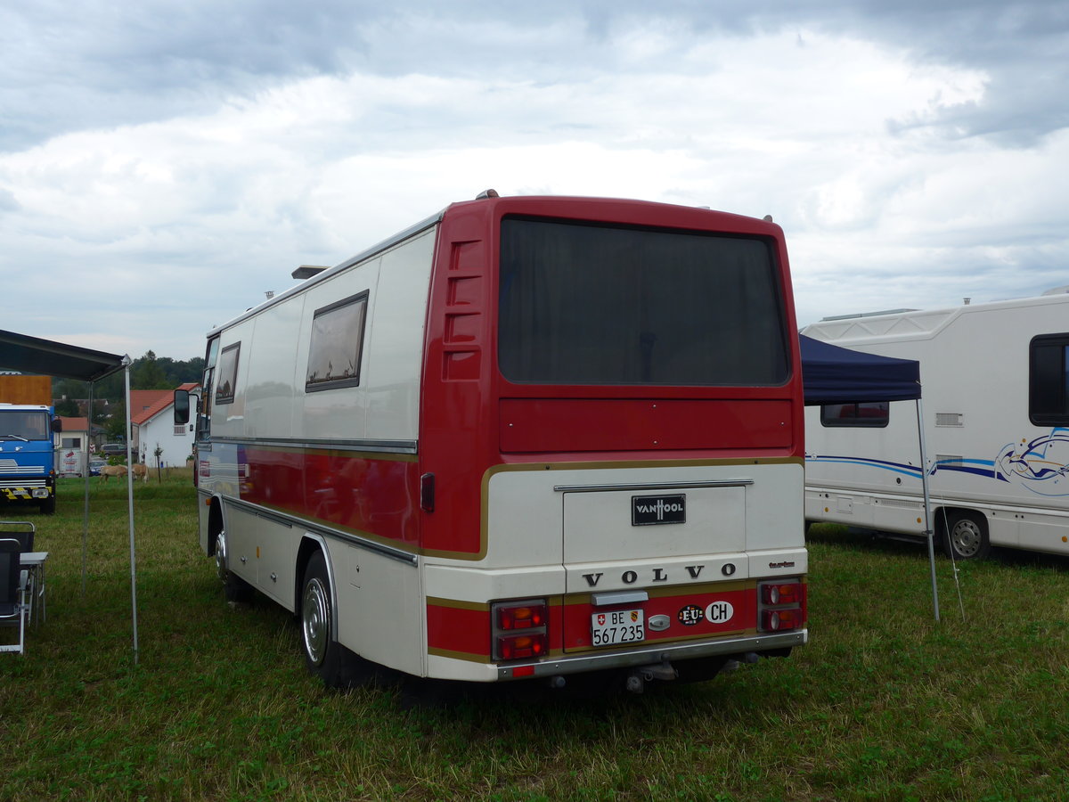 (174'054) - Aus der Schweiz: Schweizer, Steffisburg - BE 567'235 - Volvo/Van Hool am 20. August 2016 in Bsingen, Bahnhof