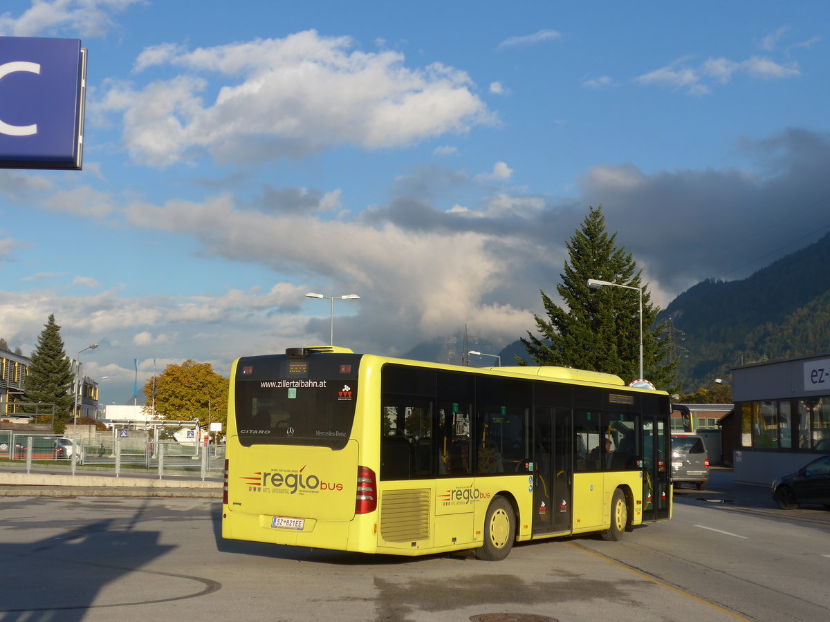 (175'885) - ZVB Jenbach - SZ 821 EE - Mercedes am 18. Oktober 2016 beim Bahnhof Jenbach