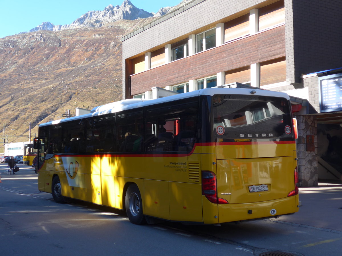 (176'409) - Bundi, Disentis - GR 102'982 - Setra am 30. Oktober 2016 beim Bahnhof Andermatt