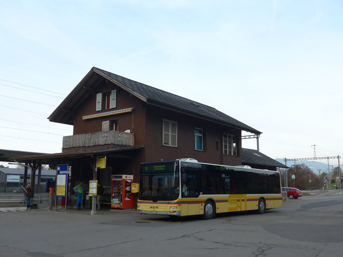 (176'768) - STI Thun - Nr. 129/BE 800'129 - MAN am 27. November 2016 beim Bahnhof Wimmis