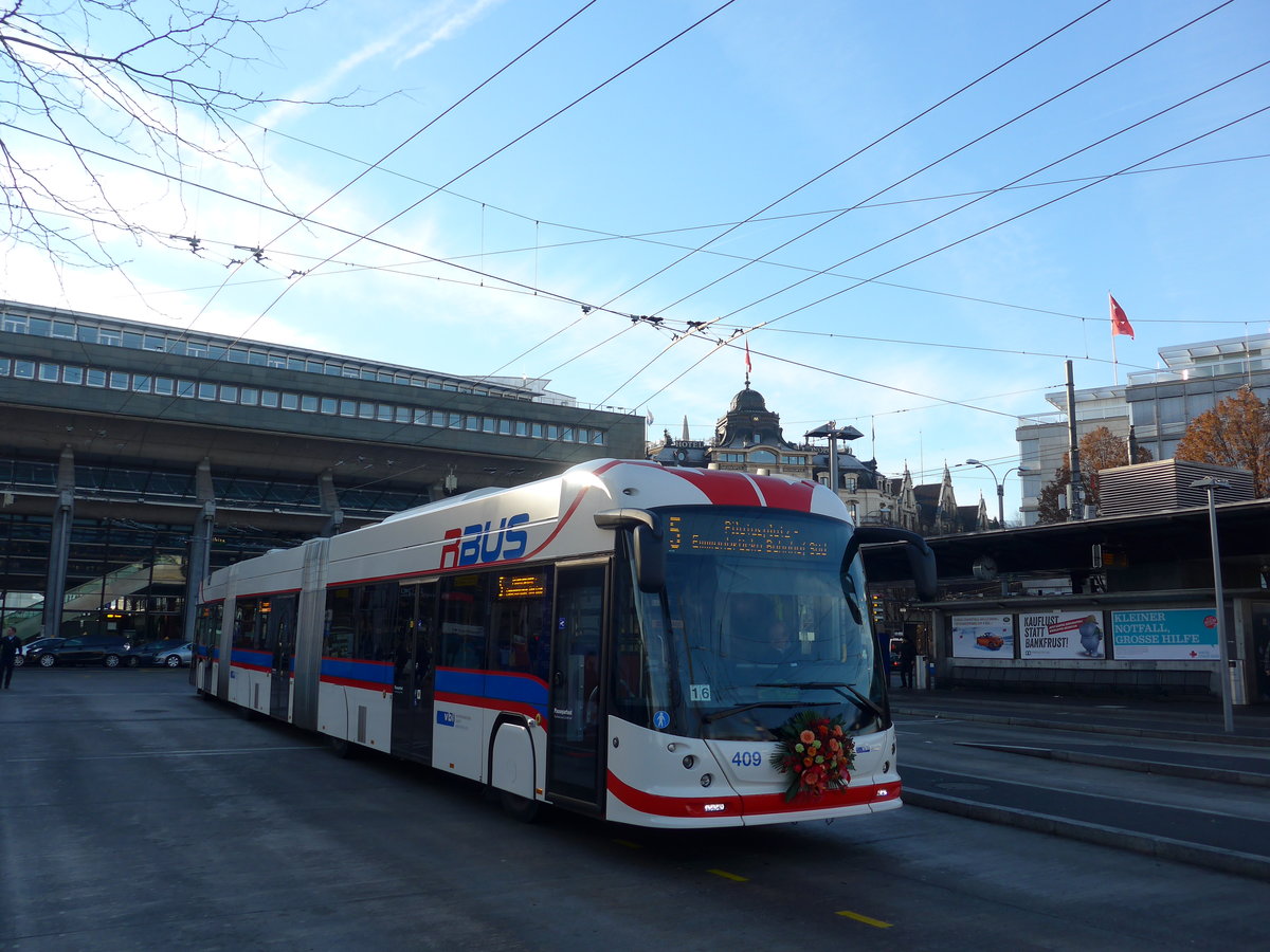 (177'140) - VBL Luzern - Nr. 409 - Hess/Hess Doppelgelenktrolleybus am 11. Dezember 2016 beim Bahnhof Luzern