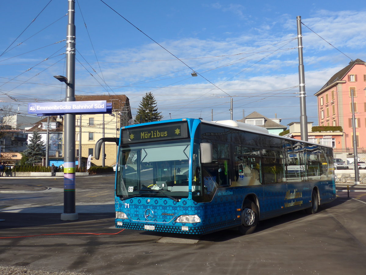 (177'146) - VBL Luzern - Nr. 71/LU 15'016 - Mercedes am 11. Dezember 2011 beim Bahnhof Emmenbrcke Sd