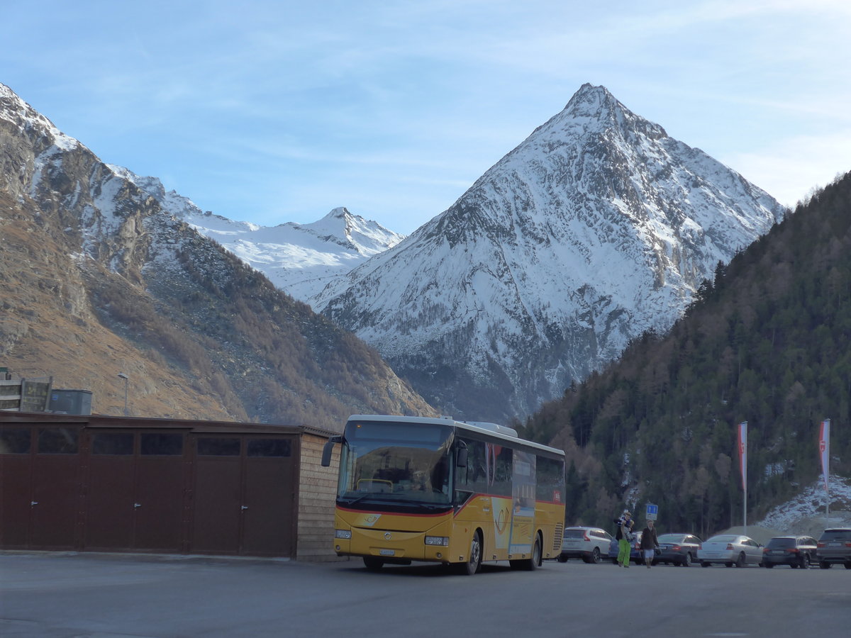 (177'370) - PostAuto Wallis - VS 407'396 - Irisbus am 26. Dezember 2016 in Saas-Fee, Postautostation