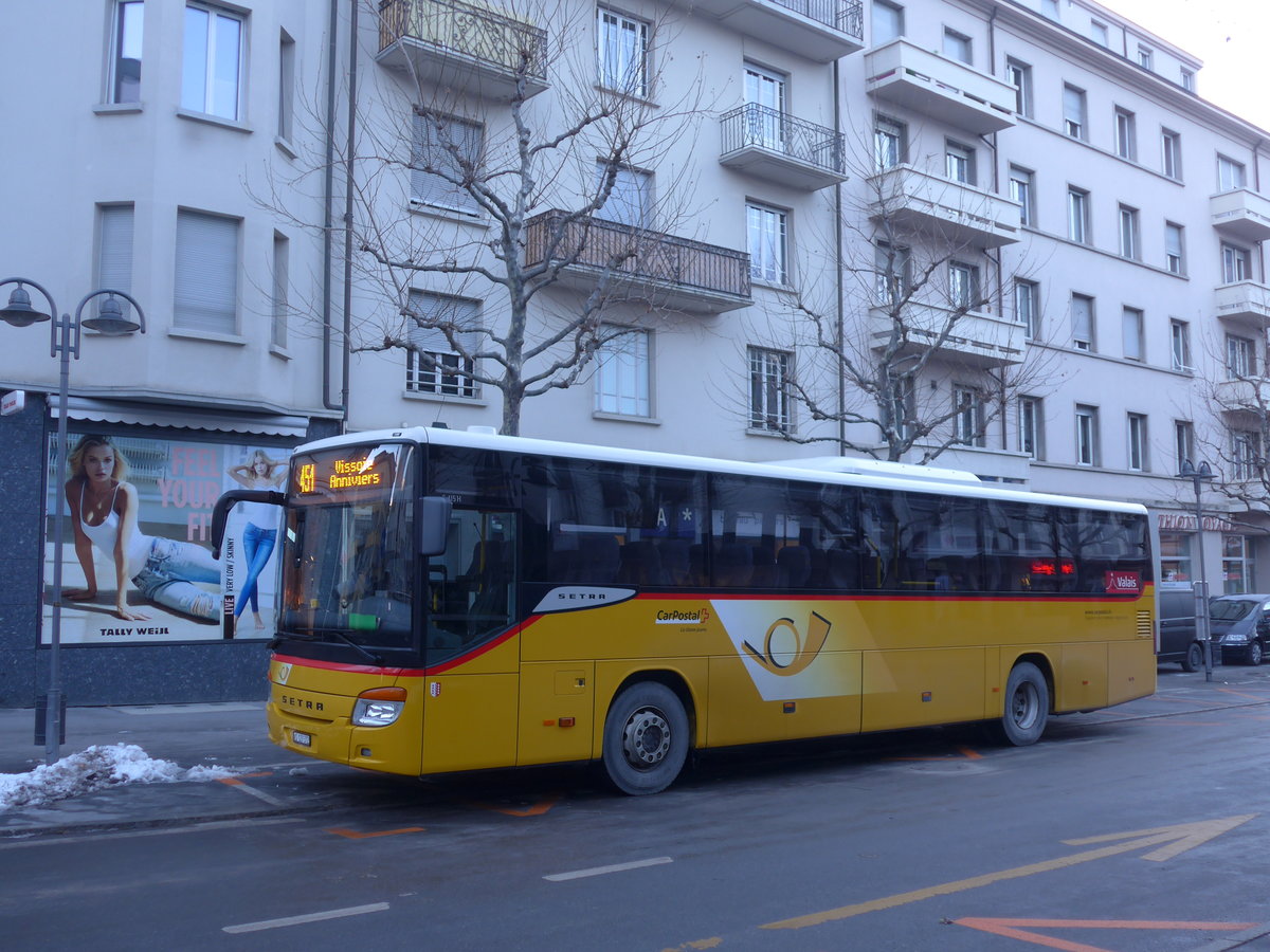 (178'074) - TSAR, Sierre - VS 127'372 - Setra am 21. Januar 2017 beim Bahnhof Sierre (prov. Haltestelle)