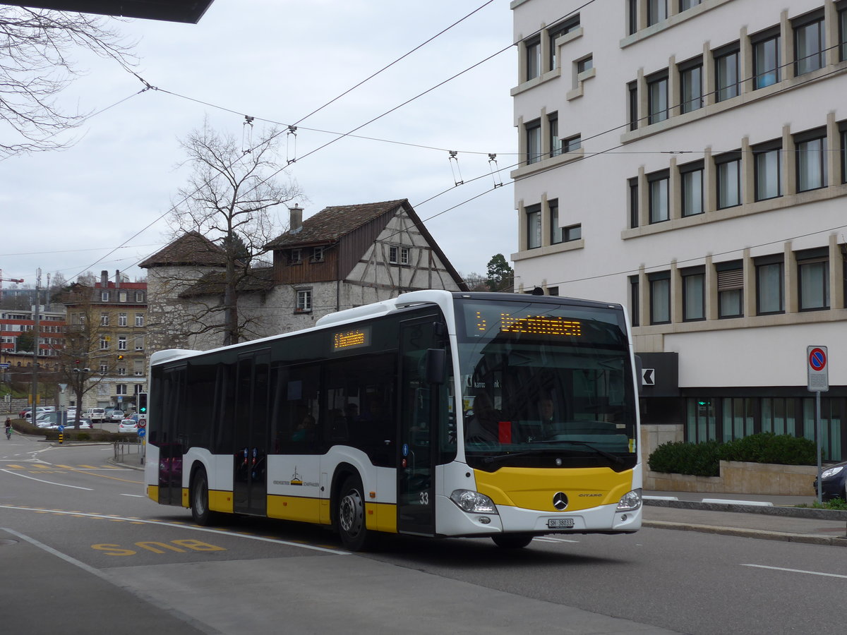 (179'045) - VBSH Schaffhausen - Nr. 33/SH 38'033 - Mercedes am 20. Mrz 2017 beim Bahnhof Schaffhausen