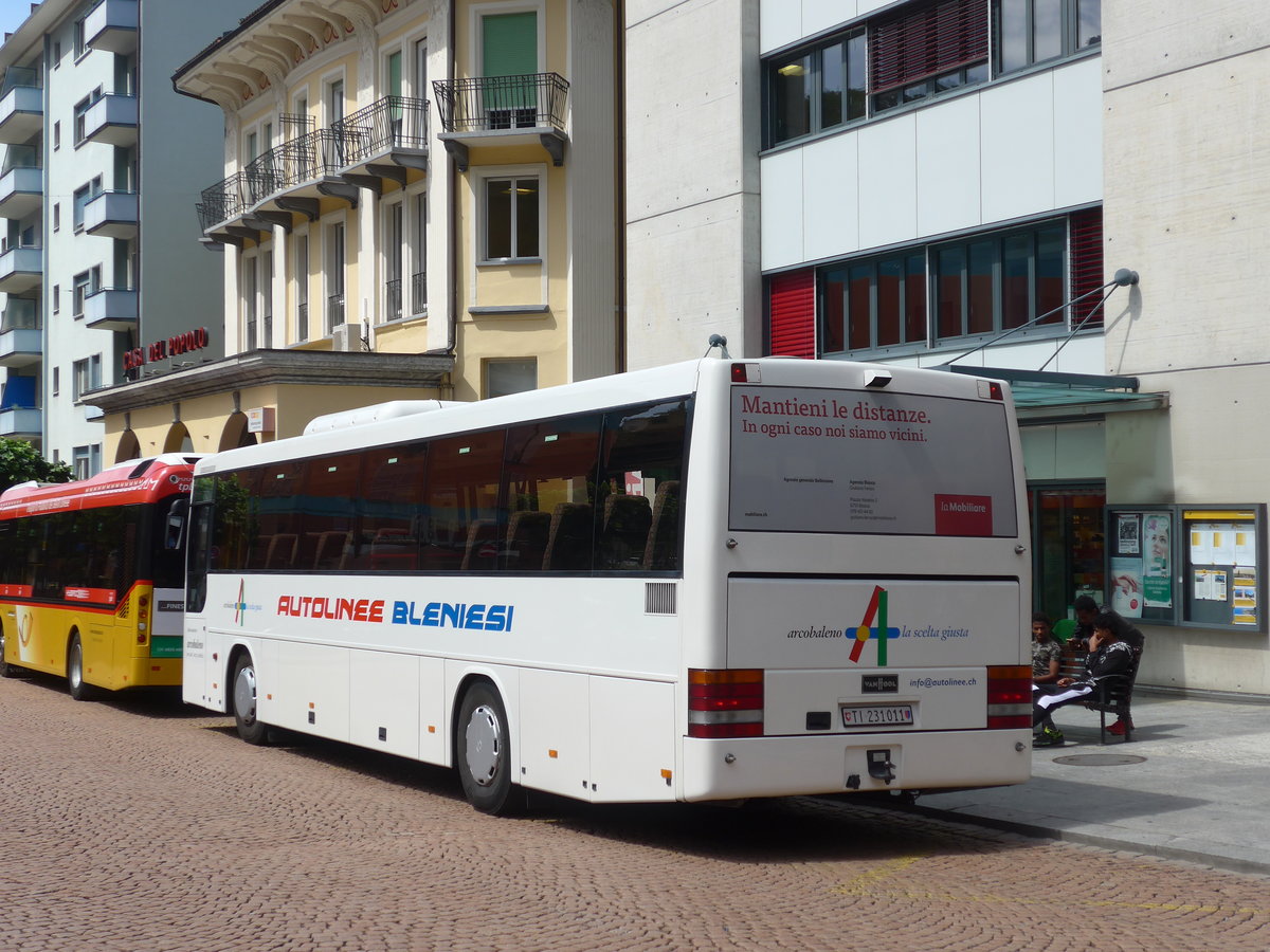 (180'525) - ABl Biasca - Nr. 11/TI 231'011 - Van Hool am 23. Mai 2017 beim Bahnhof Bellinzona