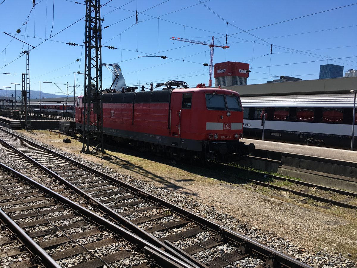 181 211 am 30.04.17 abgestellt in Basel Bad Bf.

Leider von einem Mast verdeckt, was das Bild etwas zur nichte macht.