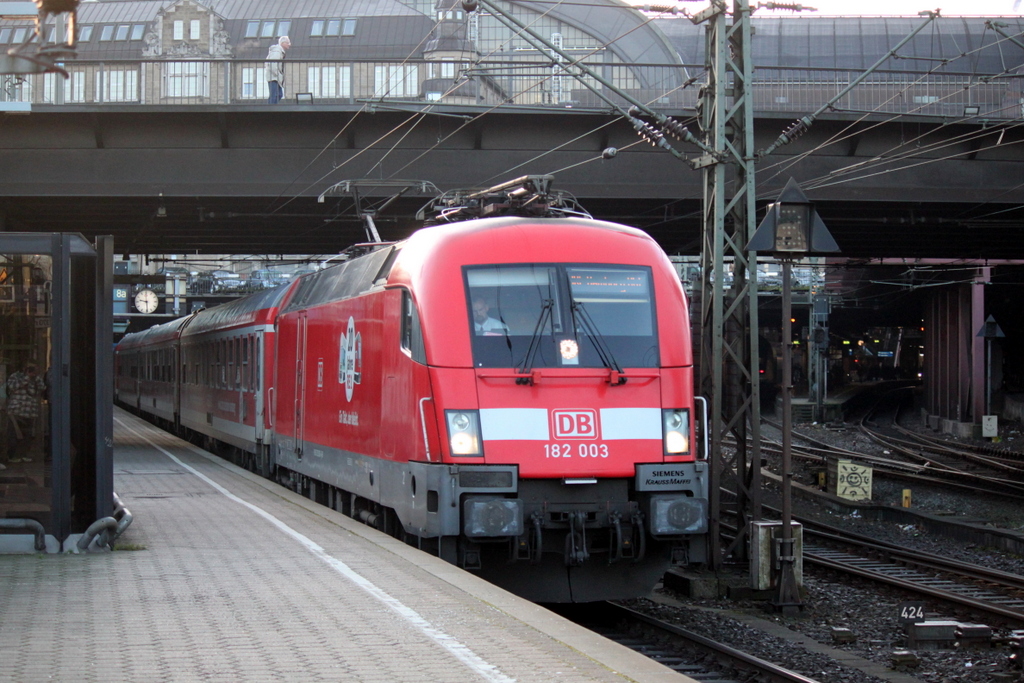 182 003-4 mit dem Interregio-Express  Berlin-Hamburg-Express  als Leerfahrt nach Hamburg-Langenfelde bei der Ausfahrt im Hamburger Hbf.17.01.2015