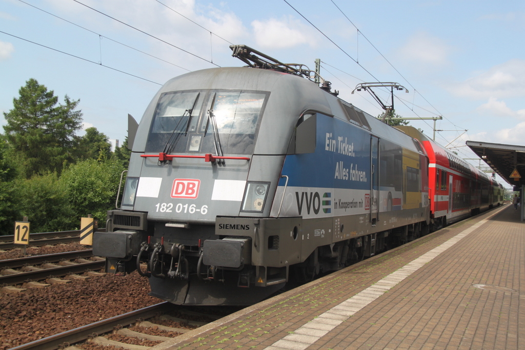 182 016-6 mit S 1 von Mei�en Triebischtal nach Sch�na stand am 15.07.2015 im Haltepunkt Dresden-Strehlen.