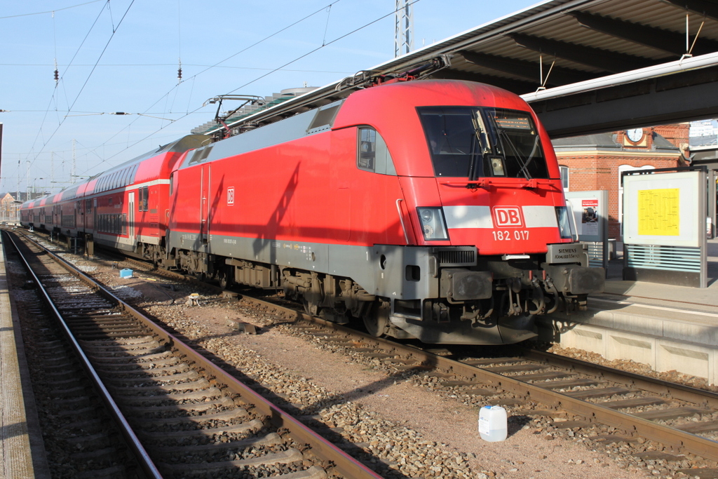 182 017 mit RE 4310(Rostock-Hamburg)kurz vor der Ausfahrt im Rostocker Hbf.28.01.2017