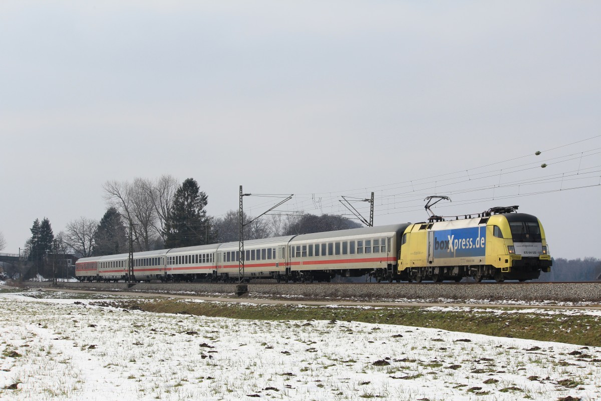 182 525-6 ist am 1. April 2014 bei �bersee in Richtung Freilassing unterwegs.