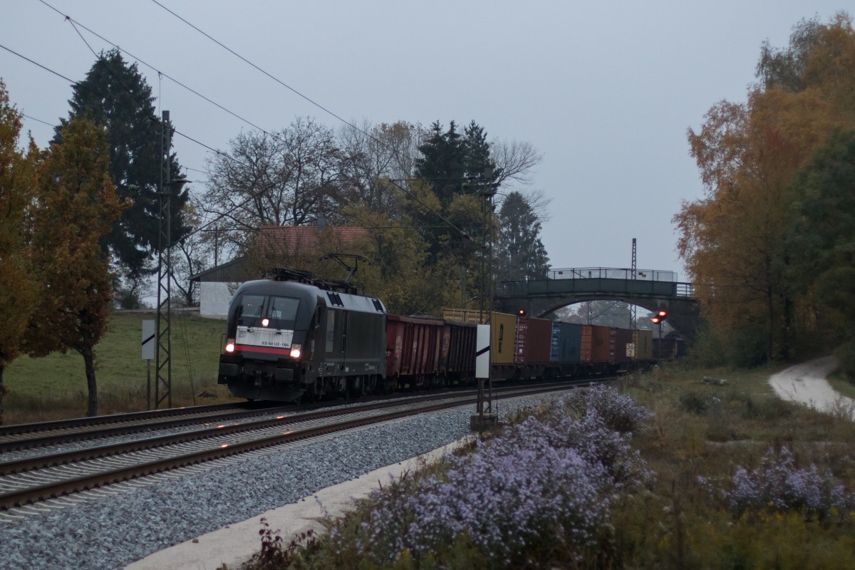182 566 war mit einem gemischten G�terzug am 30. Oktober 2015 von Freilassing nach Rosenheim unterwegs.