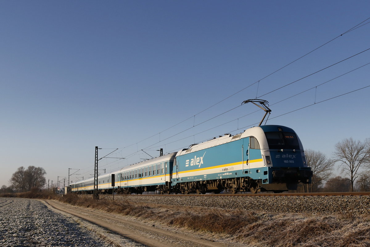 183 003 aus M�nchen kommend am 30. Dezember 2016 kurz vor Freising.