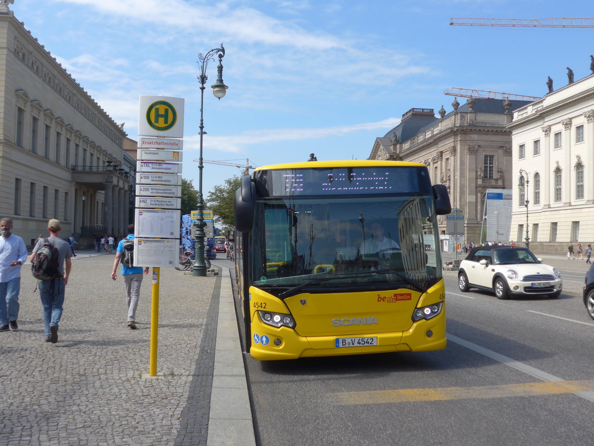 (183'338) - BVG Berlin - Nr. 4542/B-V 4542 - Scania am 10. August 2017 in Berlin, Staatsoper