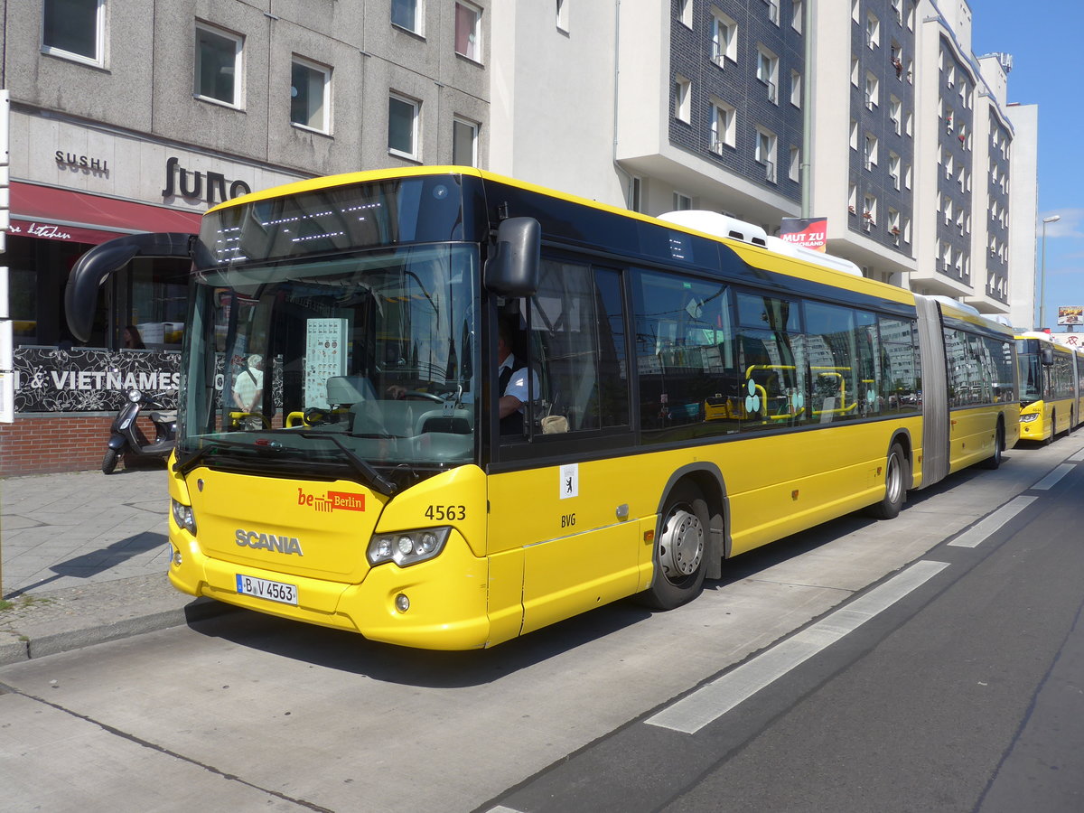 (183'350) - BVG Berlin - Nr. 4563/B-V 4563 - Scania am 10. August 2017 in Berlin, Alexanderplatz